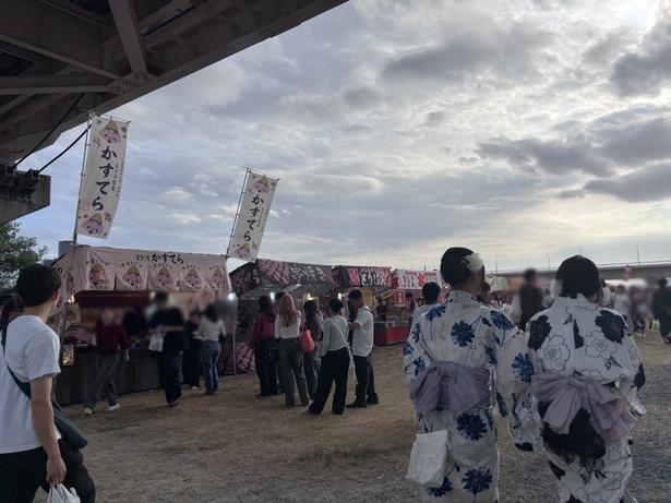 会場内には屋台が出店している