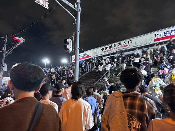 協賛観覧席エリア入り口の「中央階段出入口」付近は大混雑!