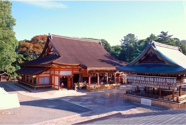 本殿(左)は国宝、舞殿は重要文化財に指定されている 画像提供:八坂神社