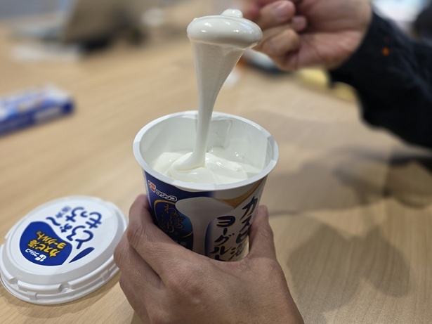 スプーンを入れると、驚くほどもっちり！しっかり混ぜてからいただきます！