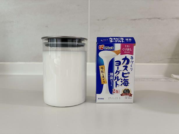 牛乳に、種菌を加え、スプーンでダマがなくなるまでよくかき混ぜたら、あとは待つだけで、美味しいヨーグルトの完成。
