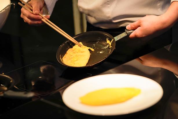 ぷるぷるふわふわなオムレツが目の前で焼き上がる!