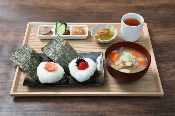 おにぎり御前(1200円)。具材などは時期によって変更される。塩おにぎりの追加は400円で可能