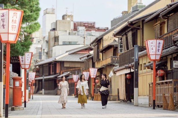 早朝の祇園の街を独り占め