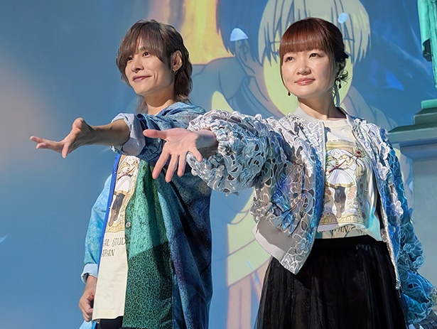 イベントに登場したヒンメル役・岡本信彦さん(写真左)と、フリーレン役・種崎敦美さん(同右)。チラリとフリーレンのTシャツが見える