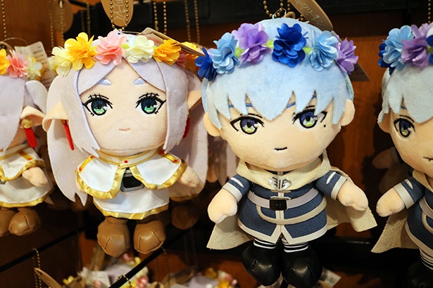 花冠が似合う「ぬいぐるみキーチェーン」(各2900円)