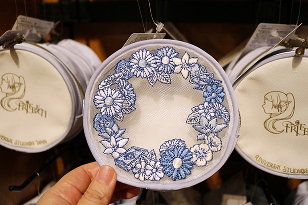 花の刺繍がロマンティックな「ポーチ」(2900円)