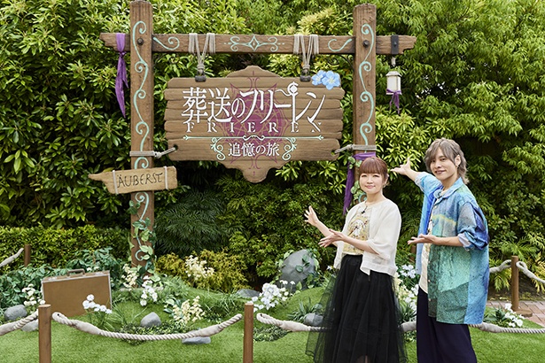 (左)フリーレン役・種崎敦美さんと、(右)ヒンメル役・岡本信彦さんも実際にアトラクションを体験 画像提供:ユニバーサル・スタジオ・ジャパン