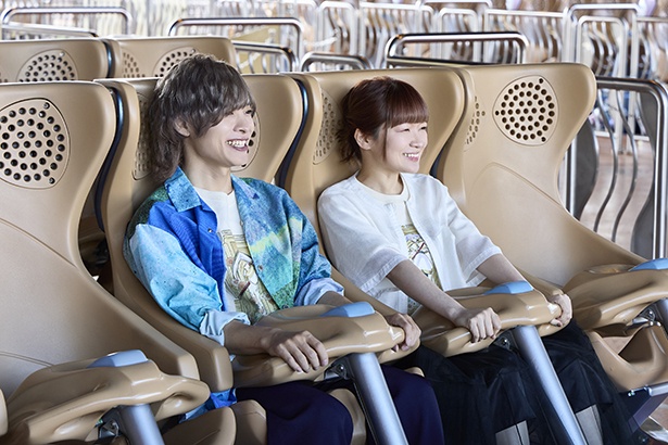 「葬送のフリーレン×ストーリー・ライド ~鳥の魔物と馬車の旅~」を体験する声優の2人 画像提供:ユニバーサル・スタジオ・ジャパン