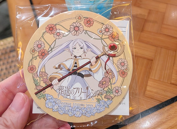 しっかりとした作りの木製コースター