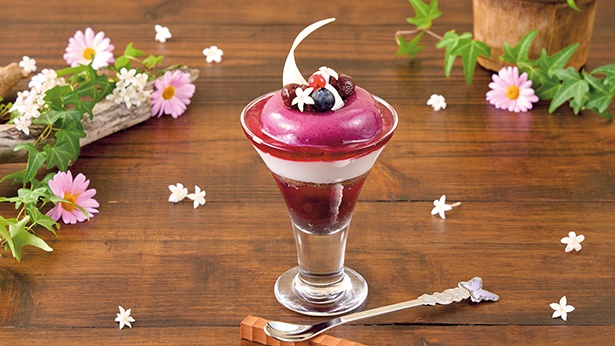 「フェルンのチェリー＆ブルーベリーパフェ」(単品1200円/蝶のスプーン付き2200円)のスプーンは、ステンレス製で長く愛用できそうだ