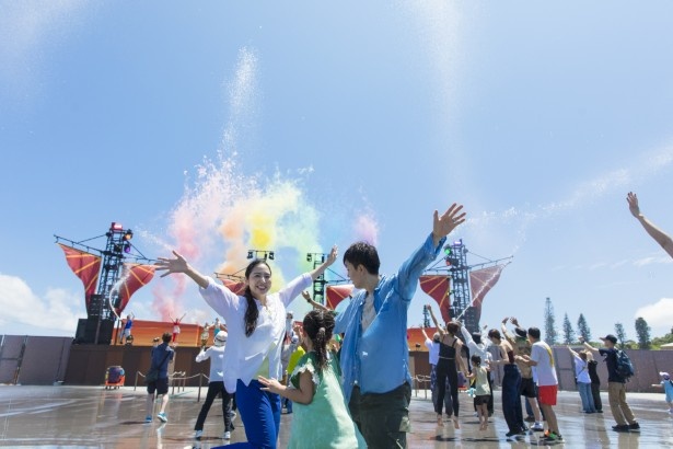 「パパ、ママ、見て見て!」カラーパイロが打ち上がり、子どもは大興奮! 撮影:樋口涼