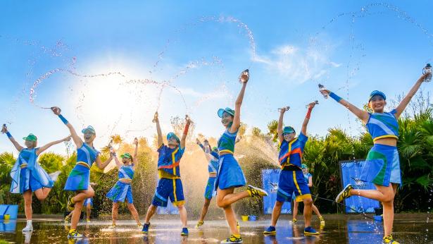 エンターテイナーたちの手から水が飛び散る! 画像提供:ジャングリア沖縄