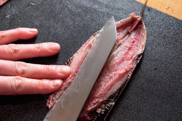 いわしのさばき方4　両側の腹骨をそぐ レシピ考案／笠原将弘　撮影／広瀬貴子