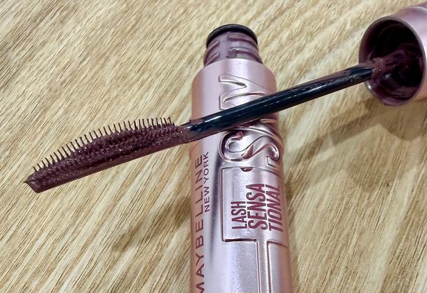 MAYBELLINE スカイハイ 08 ゆうかげ モーブブラウン：ほんのりくすみピンクっぽいブラウンで優しい印象に