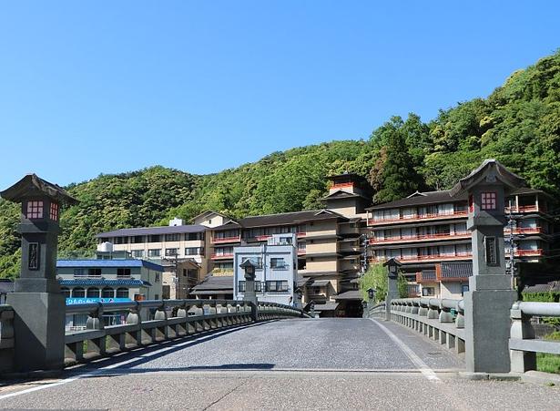 三朝橋の正面に建つ旅館「三朝薬師の湯 万翠楼」。観光と療養を兼ね備えた“現代湯治”を体験できる