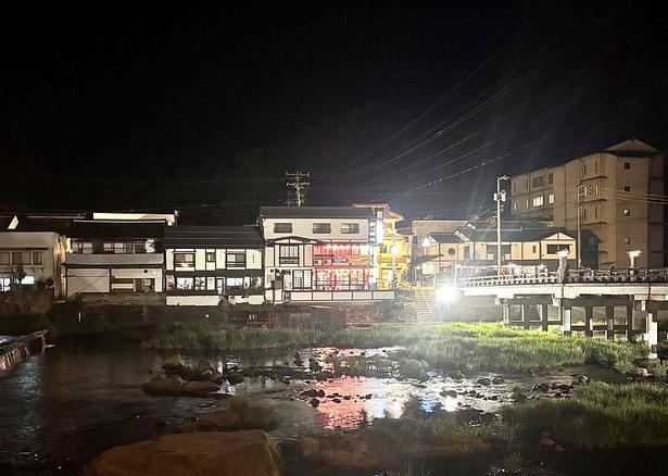 夜の三朝温泉街。客室の窓からも見える