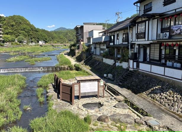 河原風呂はその名の通り河原にある混浴露天風呂で、三朝温泉のシンボル!※利用時間:通年24時間(※奇数日の午前中は清掃のため入浴不可)。無料で利用できる