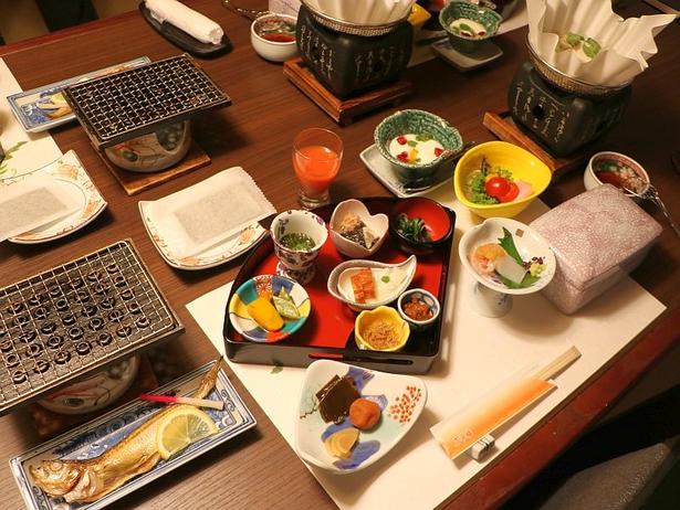 ハタハタや湯豆腐など、身体に優しい料理が並ぶ朝食。“京のお茶屋”の雰囲気を醸し出す同料亭で、ゆったりとしたプライベート時間を過ごそう