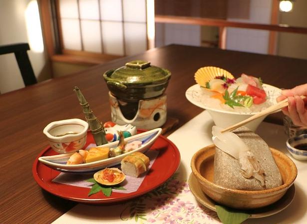熱々の石でジュワッと焼く名物料理の海鮮石焼。プリッと焼き上がったイカが美味!
