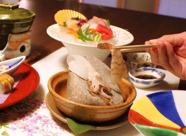 海鮮石焼は、酒盗の特製出汁が素材の味を引き立たせている