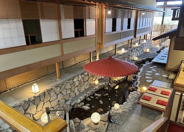 純和風の情緒あふれる個室料亭。“味の万翠”と称される贅沢な会席料理は、「花筏」または「翡翠桟敷(かわせみさじき)」で食べられる