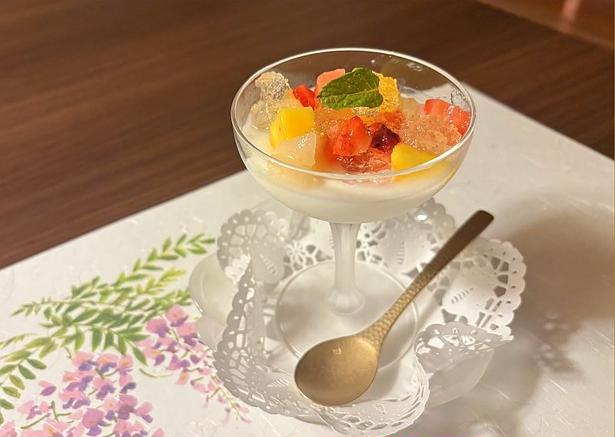 取材日にいただいた華やかなデザートは白ワインゼリー。白桃、レインボーキウイ、イチゴ、マンゴー、ミントがトッピングされていた