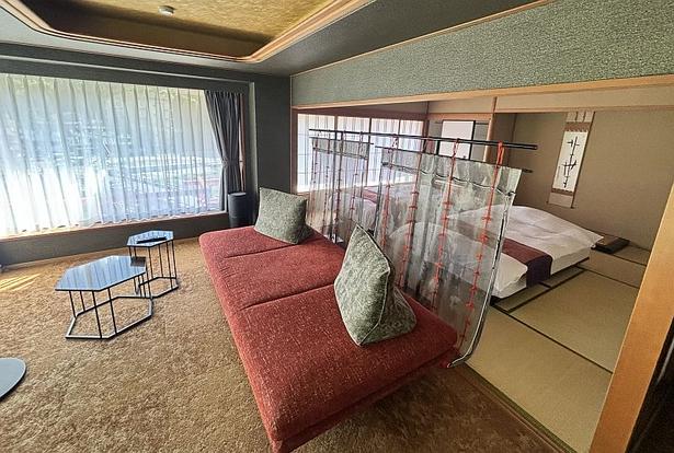 「三朝スイート」。こちらも三朝温泉街を臨むパノラマビューを楽しめる