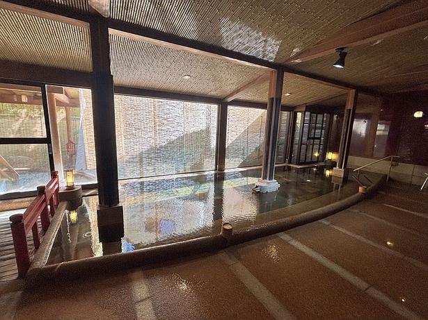 浴場ごとに異なる泉質。内湯室内には浴槽から上がるラドン泉の湯気。呼吸をするごとに体の中から癒やしを感じられる