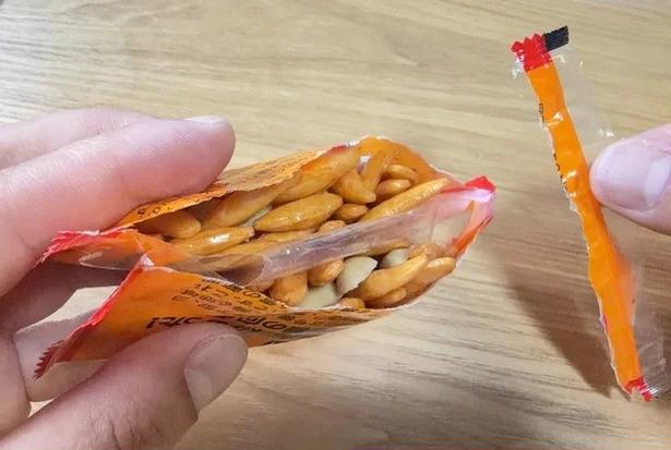 小分けお菓子の中身が飛び散らない開け方 撮影/ひろ