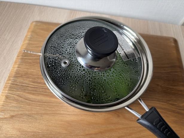 ザル無しで野菜の湯切りができる方法（▶次へ）