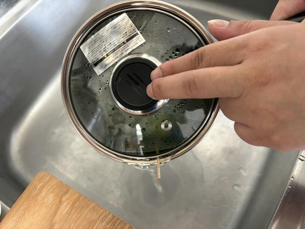 鍋と蓋の間につまようじを挟んで、お湯を流すだけ（▶次へ）
