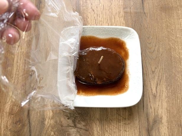 レンジでチンしたあとは、優しくラップを剥がす（▶次へ）
