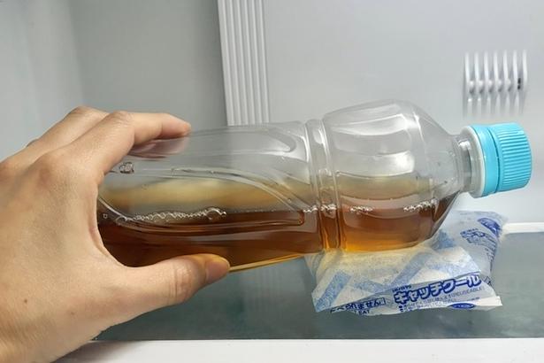 飲み口部分が空くように角度をつけて冷凍庫へ入れる（▶次へ）