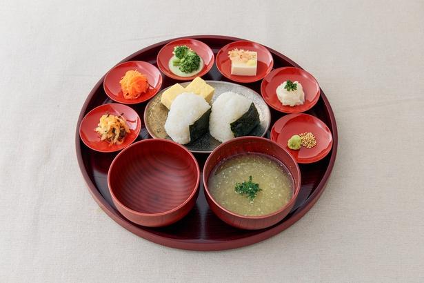 定食がメインの「神戸園」が10時までの限定で提供する「モーニングメニュー」、おにぎり御膳 画像:株式会社アークス