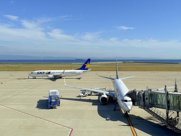 神戸空港を拠点とする「スカイマーク」をはじめ、ほかにも複数の航空会社が国内線と国際線を運航する