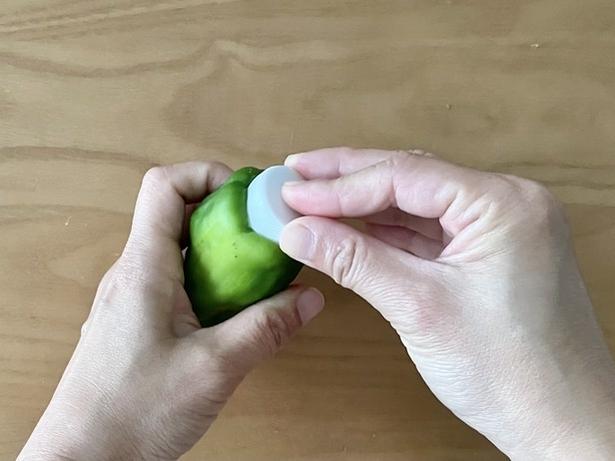 キャップをピーマンのヘタ部分に当てて…（▶次へ） 撮影／さわ子