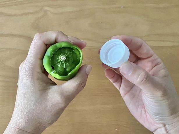 ヘタ部分を押し込んで…（▶次へ） 撮影／さわ子