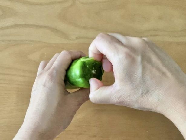 ヘタ部分をねじりながら引っ張ったら…（▶次へ） 撮影／さわ子