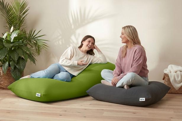 左から、「Yogibo Max」(3万2890円)、「Yogibo Mini」(2万1890円)