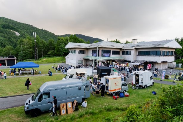 山麓に広がる会場でにぎわう