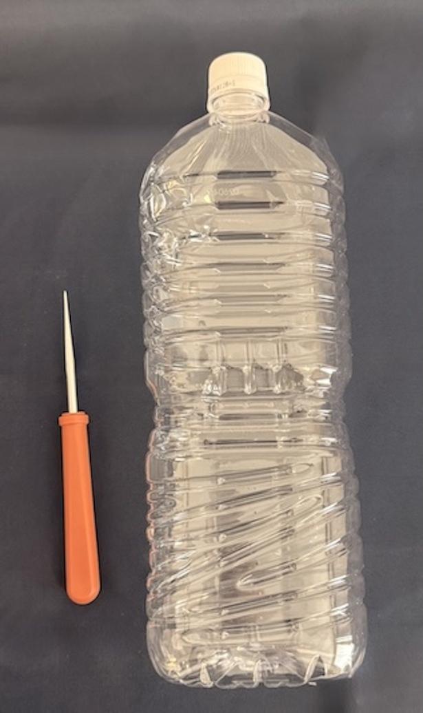 用意するものはペットボトルとキリだけ！（▶次へ） 撮影／ゆき