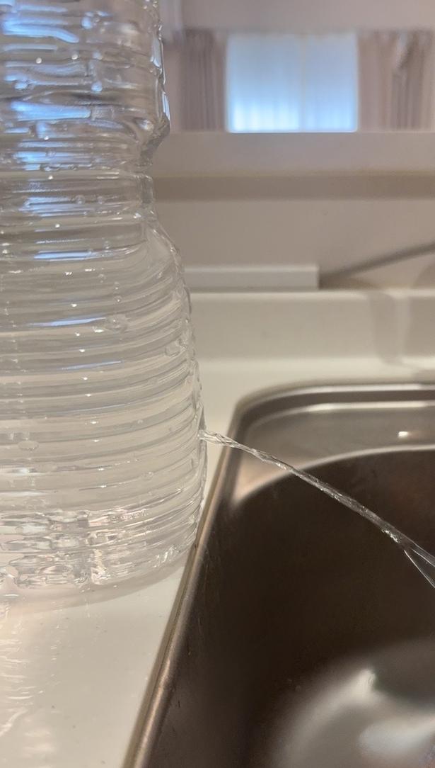 キリで開けた穴から水が！（▶次へ） 撮影／ゆき