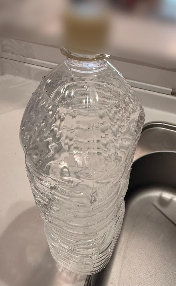 ペットボトルに蓋をして手を離すと…（▶次へ） 撮影／ゆき