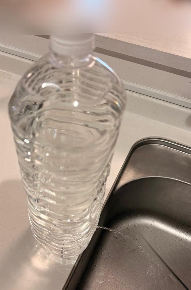 ペットボトルのキャップを閉めてもすぐに水が止まらない！（▶次へ） 撮影／ゆき