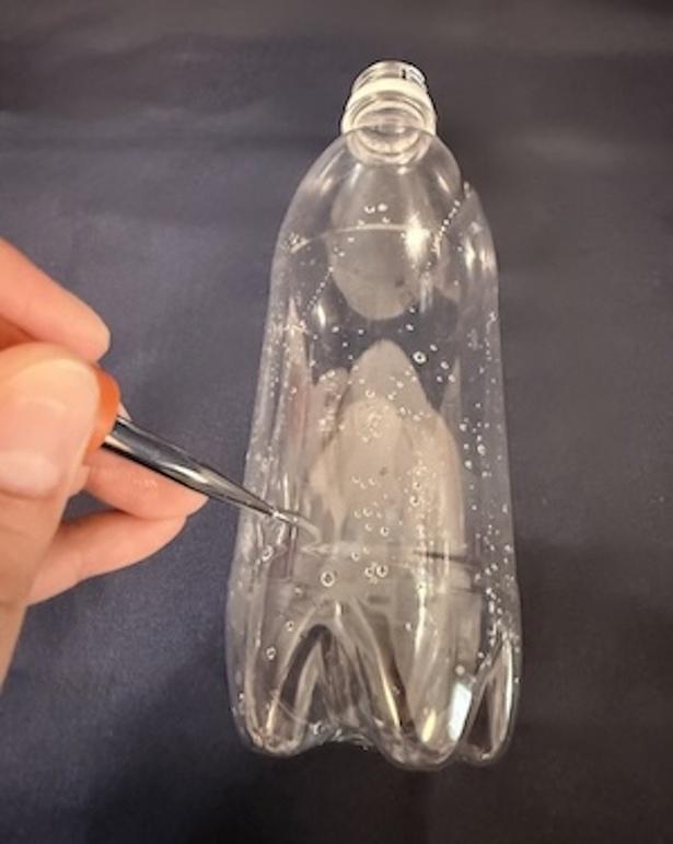 底から4cmのところに穴を開けて…（▶次へ） 撮影／ゆき