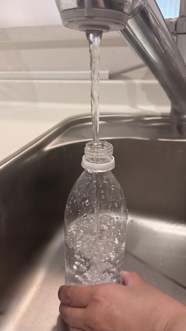 穴を指で押さえながら水を入れる（▶次へ） 撮影／ゆき