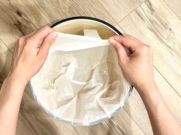 ゴミ袋が小さくてゴミ箱のフチまで届かない…（▶次へ） 撮影／りょう