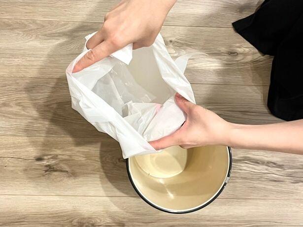 ゴミ袋の口を大きく開いて…（▶次へ） 撮影／りょう