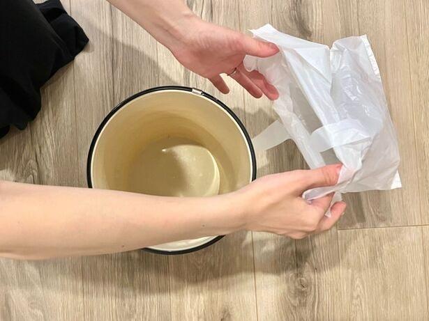 ゴミ箱に帽子をかぶせるようなイメージでゴミ袋をセット（▶次へ） 撮影／りょう